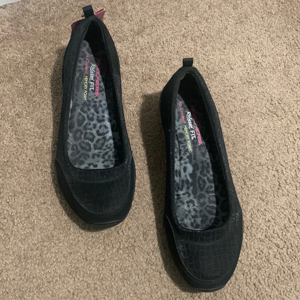 NWT Skechers size 10 relaxed fit air-cooled with memory foam